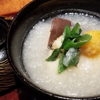 東山 吉寿 - ③炭火焼き九絵(鹿児島県奄美大島産、30kg、雄、18日熟成、前川水産)、近江蕪(滋賀県産)の摺り流し、生唐墨(宮崎県産)&椎茸(徳島県産)&九条葱(京都府産)載せ
                      優しい甘みの蕪が味をまとめてます