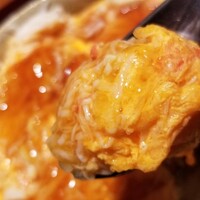 東山 吉寿 - ⑩松葉蟹(兵庫県浜坂産)と卵(龍のたまご、大分県産)の蟹天津飯、甘酢餡掛け
                    この玉子のフワフワさ
                    写真で伝わらないかも
                    フワフワでうまうま、堪らない！