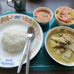 タイ国料理 ゲウチャイ - セットで配膳されます。お米はタイ米。