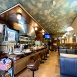 喫茶アミー - カウンター席とテーブル席