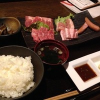 焼肉の龍園 小倉本店 - 黒毛和牛プレート1000円。ご飯・スープはお替わり自由。女性にはデザートがサービス。