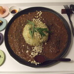 小皿料理とコップワイン メリデ - ポークダルカレー