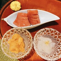 寿司英 - お造りの小皿3品のアップです。トロ、塩水ウニ、白エビです。
