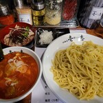 付麺屋 壱志 - 辛付麺の大辛とチャーシュー丼。