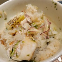 大山鶏と鮮魚 居酒屋 まいか - 鯛カマと生青のりの釜飯 出汁を加えて
