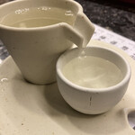 舌代 ぎん舎利 - 片口から溢れ出る地酒