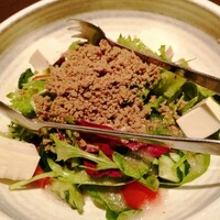 馬桜 下通り店 - 馬そぼろサラダ