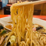 鳳龍 - 広東麺の麺リフト