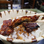 天勝 - うなぎの厚さ