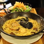 EL PONIENTE GOZO - ワンプレートランチ(1,100円)
                        魚介の汁気の多いパスタパエリア
                        カタルーニャ風トースト パンコントマテ
                        サラダ