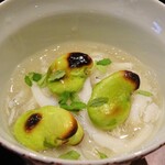 草庵 鍋島 - 夕食（草庵 鍋島）：山田錦のお粥、有明産白魚、空豆