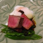 草庵 鍋島 - 夕食（草庵 鍋島）：佐賀牛のロースト 烏骨鶏の温泉玉子 九条ねぎのソテー