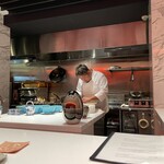 TOMONO - セントラルキッチンの向こうに火元がある