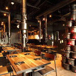 炭火焼ホルモン　ぐう - 黒を基調としたシックで華やかな空間。