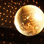 炭火焼ホルモン　ぐう - きらきら輝くミラーボール