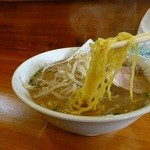 弥助ラーメン - 味噌は中太。この麺がまた美味し！