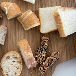 穂の香 - 右上から、角食パン、チーズスティック、ミルヒ、プティバゲット