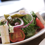 CICADA - フェタチーズとカラマタオリーブのギリシャ風サラダ