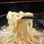 燕黒らあめん、麺持ち上げ