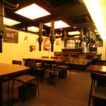 炭火焼ホルモン ぐう - 落ち着いた雰囲気の店内
