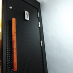 炭火焼ホルモン ぐう - 入口のドア