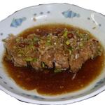 台湾料理　億龍 - 鶏ももを揚げ、億龍特製ソースでかけた油淋鶏です。ちょっとピリ辛でおいしいです。
