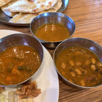 インド村 - カレーも食べ放題！