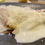 Sare - ロワール産ホワイトアスパラ パルミジャーノクリーム
            お皿の中央に温泉たまご、パルマ産生ハムと一緒に全部絡めていただきます。
            カルボナーラです♪
            ホワイトアスパラがシャキッとほんのりと甘みがあります。