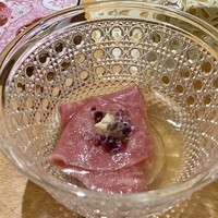 東京肉しゃぶ家 - 但馬玄コサンカク 冷しゃぶ 煎り酒
                    一頭からとても少量しか取れない希少部位、サシが見事に入り柔らかな脂身、フォースラディシユの辛みがすっきりと味を引き締めています。
                    一品目から但馬玄の美味しさ炸裂！