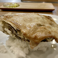 Sare - 広島産牡蠣のグラタン
                      グツグツと熱々の牡蠣のグラタン、蟹とポルチーニのベシャメルソースです。
                      とびっこなのかな、プチプチとした食感があります。
                      これも凄く美味しい♪