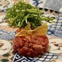 東京肉しゃぶ家 - 但馬玄タルタル ドライフルーツ ハイブリッドキャビア
                    胡麻油が良い香り。
                    自家製のオレンジとトマトのドライフルーツの食感と甘みがアクセント、タルタルはさっぱりとしてますが脂の口溶けの良さが素晴らしい♪