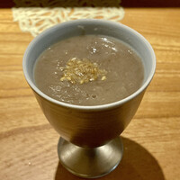 東京肉しゃぶ家 - 黒毛和牛テールスープ
                      牛の尻尾の骨だけで取った100%テールスープです。
                      器が熱い、故にスープはめちゃ熱々！
                      臭みはなく濃厚な旨み、コラーゲンたっぷりです♪
                      拘りがあるだけに、これは美味しいです！