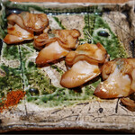 Sasakoto To Mamagoto Kiseto - 焼物（煮切醤油）はまぐりの串焼き