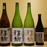 酒事と飯事 黄瀬戸 - お店イチオシの勝駒さん。こんな飲み比べもあるみたい✨