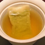 アカ - 生ハムのスープ　カネロニの中にそら豆ピューレと羊のチーズ