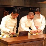 アカ - 河豚のアドボとウルイのサラダを盛り付けております