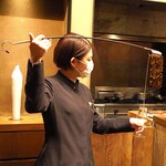 アカ - ソムリエの西谷さんがベネンシアを使ってワイングラスにシェリーを注いでくれます