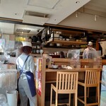 海鮮串天ぷら 中野家 - 店内すぐ入ると、左手にレジ、その隣が調理場となった。