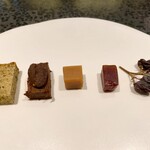 イチリン ハナレ - 茶菓子：金萱茶のパウンドケーキ、山椒入りのガトーショコラ ピーカンナッツ乗せ、生姜入りの生キャラメル、花梨のジャムのゼリー、枝付き干し葡萄
