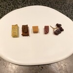 イチリン ハナレ - 茶菓子：金萱茶のパウンドケーキ、山椒入りのガトーショコラ ピーカンナッツ乗せ、生姜入りの生キャラメル、花梨のジャムのゼリー、枝付き干し葡萄