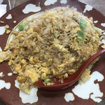 中華麺飯茶屋 佳 - 大皿で来ました。中華らしからぬ皿の柄とか気にしてはいけない。