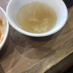 中華麺飯茶屋 佳 - スープ。上品にレンゲですくって飲むべし…玉子があるので。