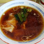 Shouryuu Hanten - ワンタンのアップ。醤油色のスープに浮いている油脂は少な目です。