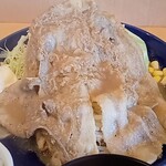 朱の吉 - 生姜焼き アップ。肉は豚バラ肉の長いのが5枚ほど