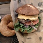 TOKYO ALEWORKS STATION TAPROOM - チーズバーガー1300円