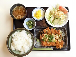 Chaimu - チキンのにんにくネギソース定食 830円