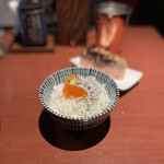 酒肴場 屯 - 海鮮丼が売り切れだったので、白飯にちょこっとトッピングしてくれました。