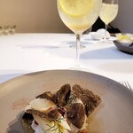 イル コラッツィエーレ - 伊勢海老、フランス･ロワール産フレッシュホワイトアスパラガス、ザクロ、アイオリ、コンソメ、イタリア産冬トリュフ