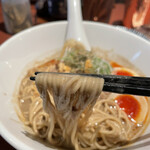 酒肴場 屯 - 濃厚スープが絡む麺