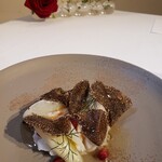 イル コラッツィエーレ - 伊勢海老、フランス･ロワール産フレッシュホワイトアスパラガス、ザクロ、アイオリ、コンソメ、イタリア産冬トリュフ